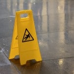 Letrero de precaución por piso mojado