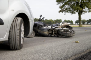 Motocicleta enfrente de un carro tras un accidente