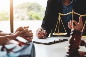 Cómo un abogado experimentado puede ayudar con su caso de responsabilidad civil de locales
