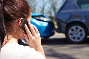 ¿Debo aceptar la oferta de acuerdo de la compañía de seguros tras un accidente de coche en Houston?